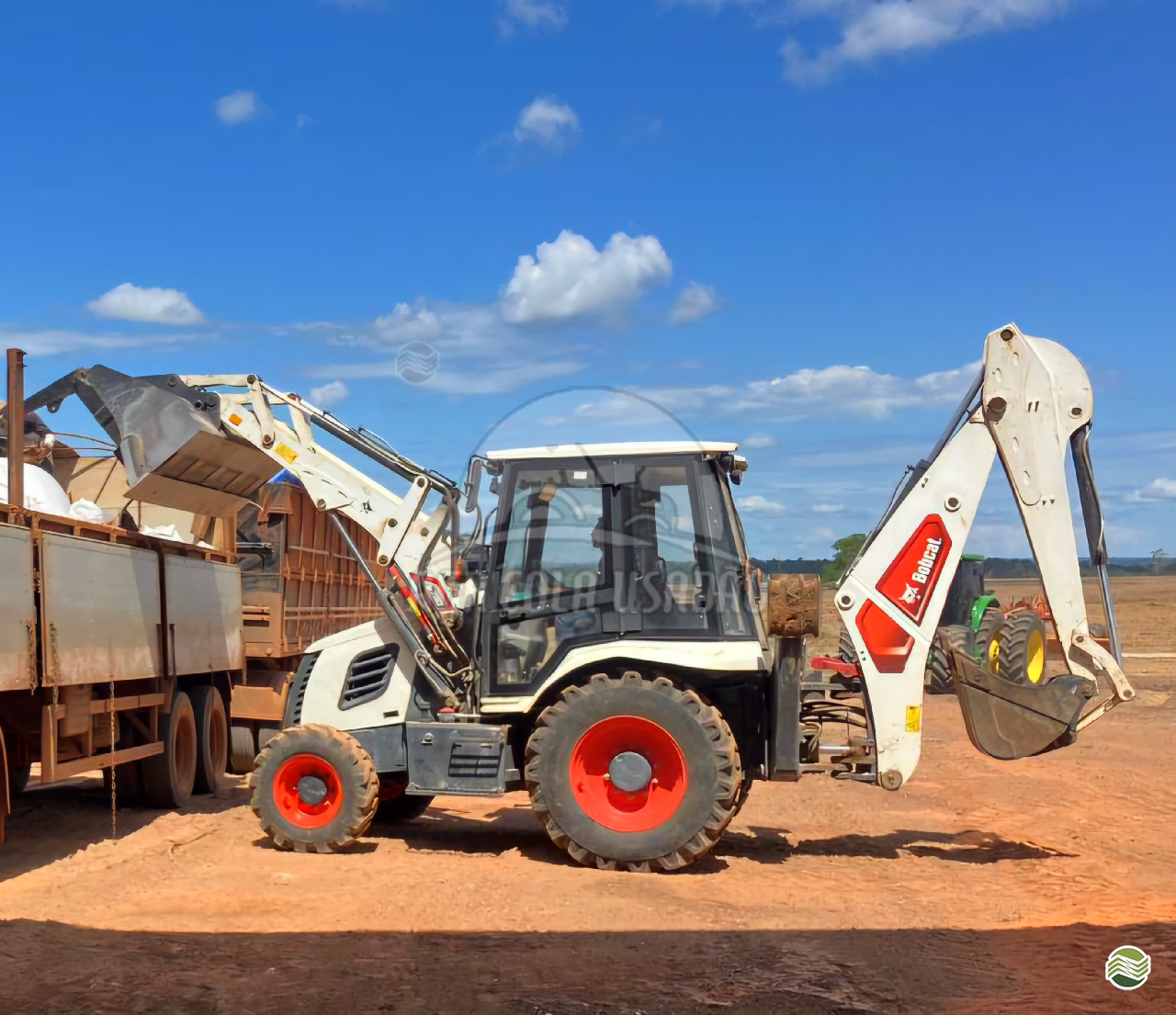 RETRO ESCAVADEIRA BOBCAT B760 Tração 4x4 Agrícola Usadão TAQUARITUBA SÃO PAULO SP